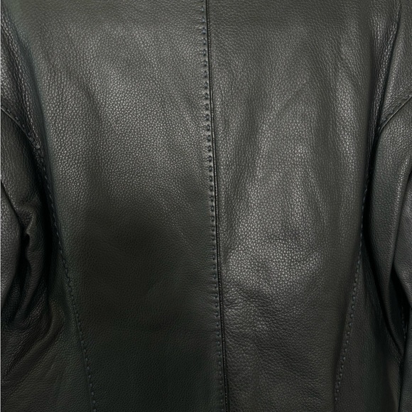 Fendi Women’s Black Leather Jacket – Italian Elegance & Timeless Design - Picture 5 of 9